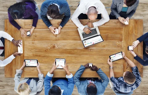 Top 3 essential business email signature functions every company needs in 2025 1 Team viewing branded emails on devices